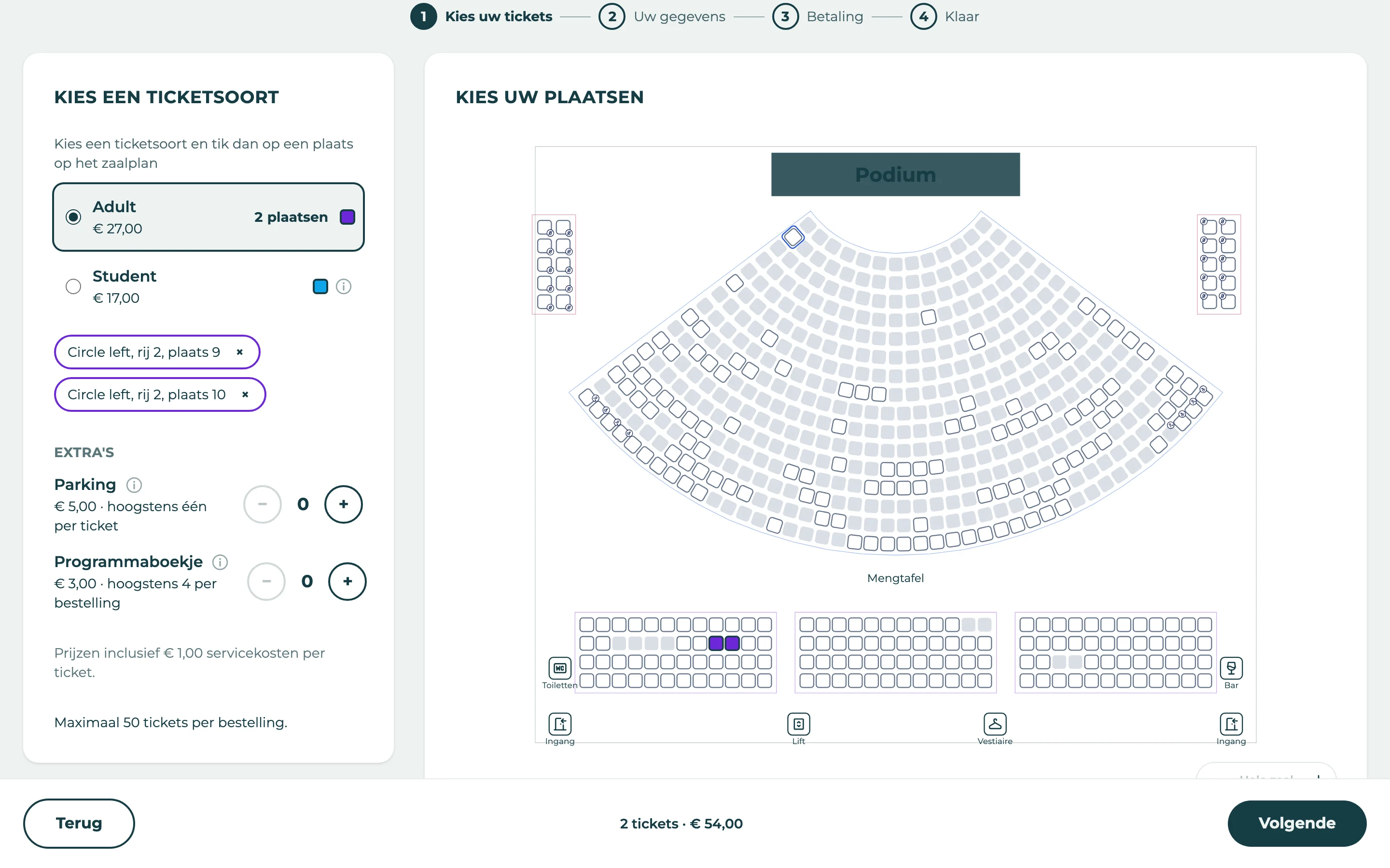 Een koper die stoelen kiest op het plan van de zaal, met twee stoelen gekozen.